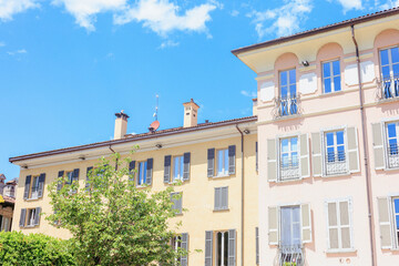 青空に映えるイタリアのピンクと黄色の壁の建物