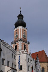 Obraz premium Blick auf die Stadtpfarrkiche St. Jakob im Zentrum der Stadt Cham im Bayerischen Wald