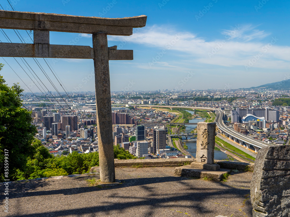 Sticker 五月山ドライブウェイに建つ鳥居と街の風景