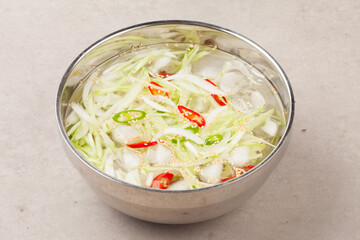 A food made by cutting cucumbers into small pieces, pickling them in salt or soy sauce, adding them to cold soup, and adding green onions, vinegar, sugar, and red pepper powder.
