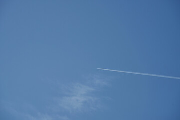 青空に描かれた飛行機雲
