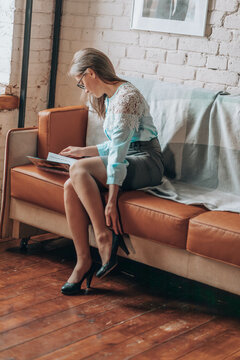 contrast between the hectic city life and a peaceful reading session