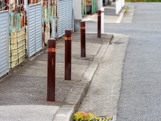 Obraz premium 歩道に設置された錆びたボラード