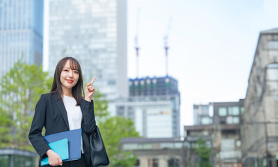 Fototapeta premium 街角で指をさす女性ビジネスウーマン