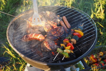 Smażenie szaszłyków na grillu 