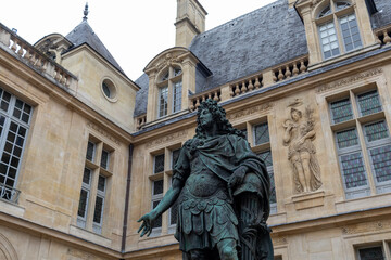 Obraz premium statue in the center of the city