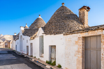 Obraz premium Famous traditional old dry stone trulli houses with conical roofs in Alberobello, Italy.