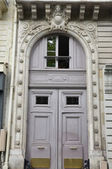 Porte cochère richement décorée