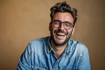 Obraz premium Portrait of a satisfied man in his 30s laughing in front of minimalist or empty room background