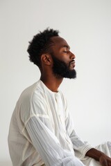 Obraz premium Tranquil image of a Muslim man practicing mindfulness and meditation