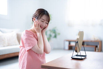 リビングで鏡を見る日本人女性