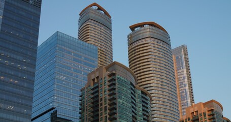 Fototapeta premium Skyscrapers in Tokyo highlight urban overcrowding challenges. Towering buildings represent efforts to accommodate dense population. Skyline underscores issues like limited space and high living costs.