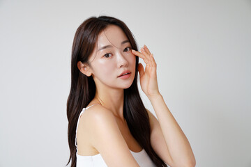 Fototapeta premium 自然光で撮影をした若い女性の美容イメージ