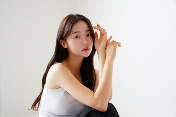 Fototapeta premium 自然光で撮影をした若い女性の美容イメージ