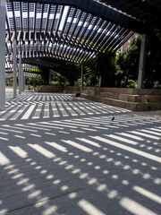 Espacio público con pérgola fotovoltaica que genera sombra