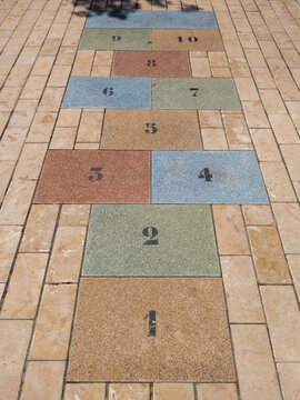 Juego de la rayuela pintado en el suelo