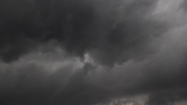 Sturmwarnung - wilde Wolken &uuml;ber dem Ruhrgebiet, NRW - Zeitraffer/Timelapse