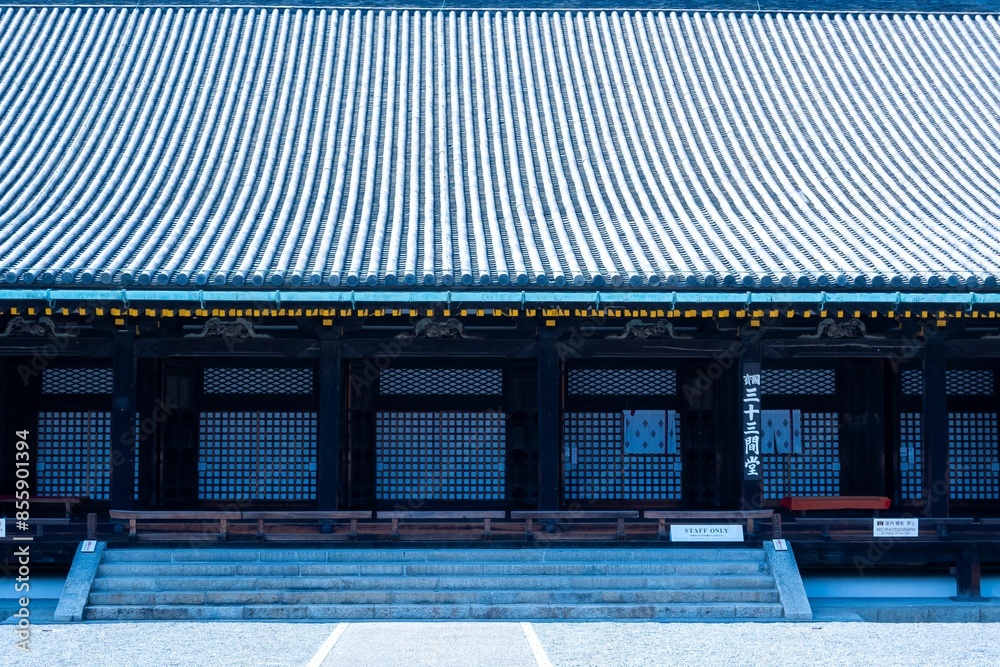 Wall mural Traditional Japanese temple with a tiled roof in Kyoto, Japan.