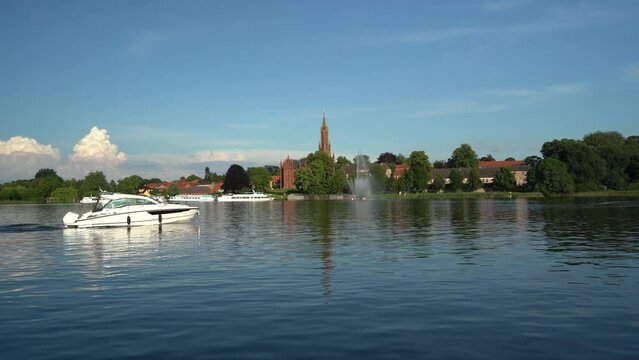 Ein Boot &uuml;berquert den Malchower See 