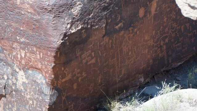 Newspaper rock native american petroglyphs Arizona petrified forest rocks 1
