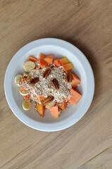 prato com banana, aveia e mamão, alimentação natural e saudavel 