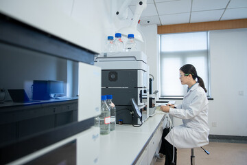 Obraz premium doctor working on computer in lab