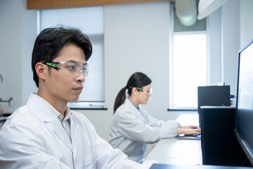 Obraz premium doctor working on computer in lab