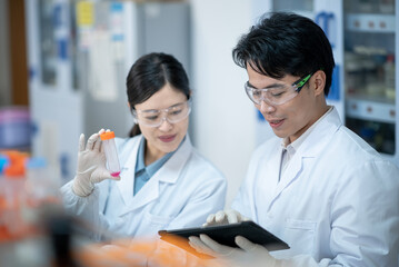 Obraz premium doctor working with tablet in lab