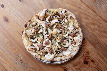 pizza, boscaiola, salsiccia, funghi, champignon, mozzarella, formaggio, bianca, fresco, croccante, romana, roma, italia, mafia, bassa, alimento, rossa, tavolo, legno, grezzo, chiaro, ingredienti, deli