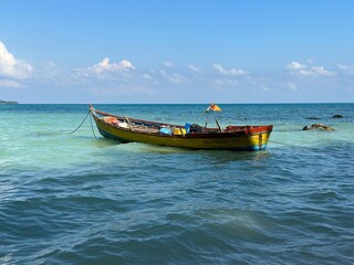 Naklejka premium boat on the sea