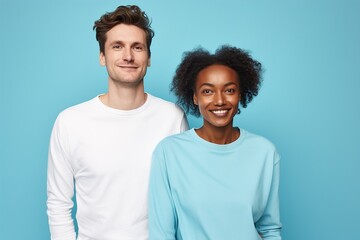 Obraz premium A man and a woman are smiling for the camera