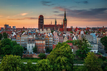 Obraz premium Main City Hall and the St. Mary Basilica in Gdansk at sunset, Poland