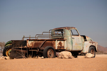 Obraz premium Old rusty car abandoned in the middle of the Namib desert