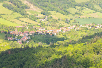 Le village de Chevinay en vue aérienne en France