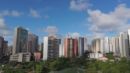 Drone sobrevoa anfiteatro e campo de futebol em Parque Estadual do Cocó em capital no nordeste.