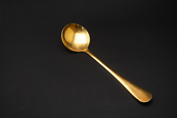 korean spoon is oval and shallow. This type of spoon is known to be the most common because most people use it to eat rice and side dishes.