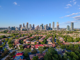 Obraz premium Night view of a cityscape with a mix of residential and commercial buildings