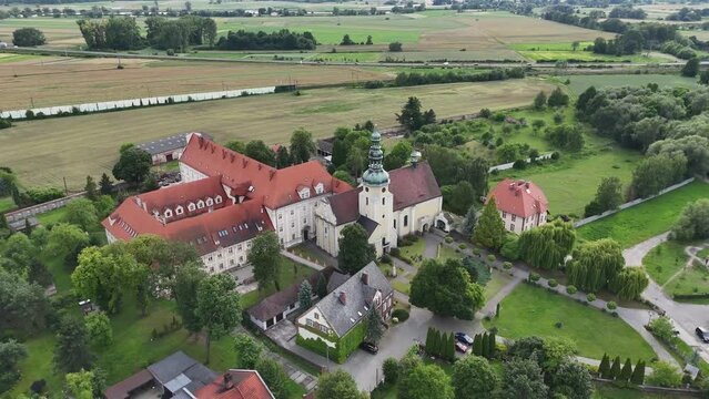 Kości&oacute;ł św. Norberta Opole Czarnowąsy widok z lotu ptaka, widok z drona.