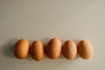 foto minimalista de ovos marrons sobre fundo claro e neutro com espaço livre. sem pessoa