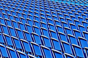 Leere Stuhlreihen in Stadion © Peter