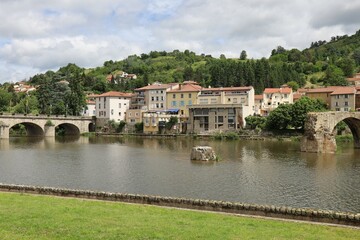 Vue d'ensemble de la ville le long du fleuve Loire, ville de Brives-Charensac, département de la...