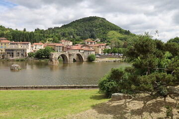 Vue d'ensemble de la ville le long du fleuve Loire, ville de Brives-Charensac, département de la...