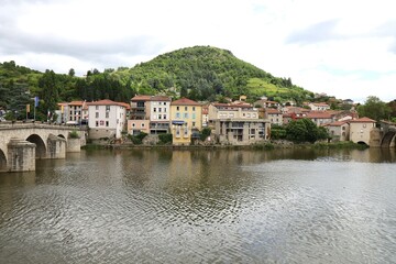 Vue d'ensemble de la ville le long du fleuve Loire, ville de Brives-Charensac, département de la...
