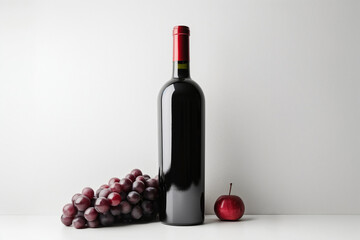 Obraz premium Sophisticated mockup of a wine bottle, paired with grapes and a crisp apple, isolated on a clean white backdrop