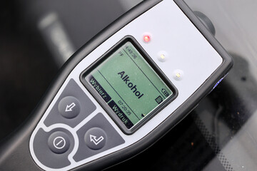 Alkomat. Nietrzeźwy kierowca samochodu zatrzymany przez policję badania alkomatem. © FotoDax