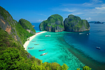 Fototapeta premium boats on a beautiful exotic beach in Thailand with mountains with vegetation sticking out of the water