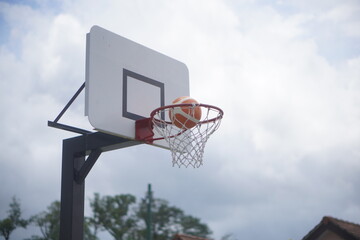 バスケットゴールにシュートしたボール