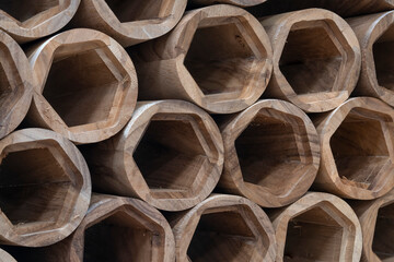 madera cortada en forma tubo apilada 