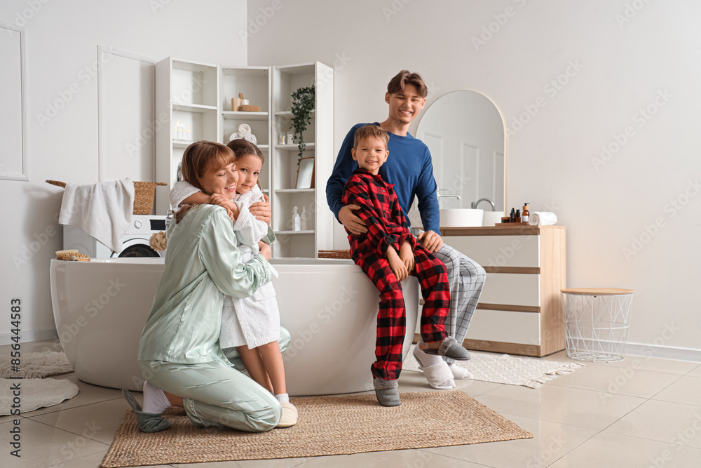 Poster Happy parents with their little children in bathroom