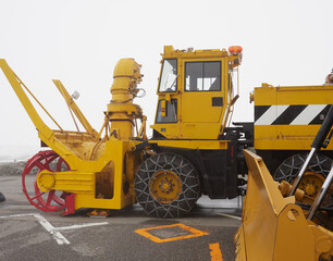 初夏の立山黒部アルペンルートの室堂の雪作業用の機械の様子